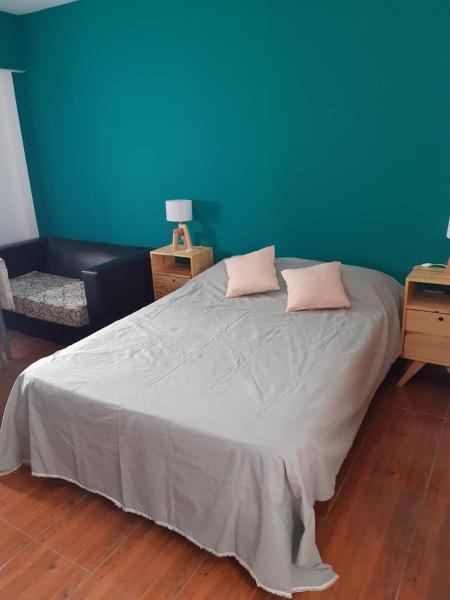 1 dormitorio con 1 cama grande y pared azul en Espacio cómodo para descansar-Plaza Serrano-Palermo Soho en Buenos Aires