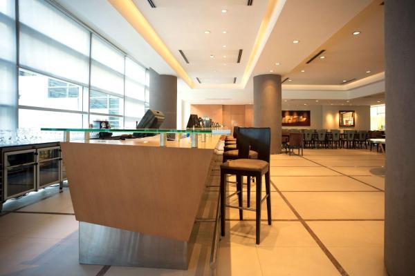 un vestíbulo con un bar con sillas y un restaurante en Hilton Mendoza en Mendoza