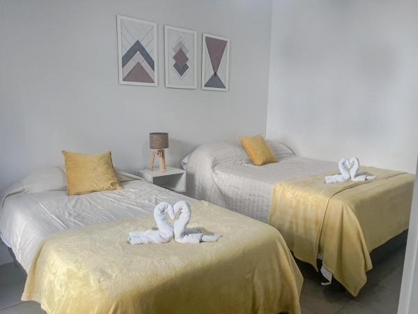 2 camas con toallas en una habitación en Hermosa casa estilo nórdico en tranquilo barrio céntrico en Mendoza