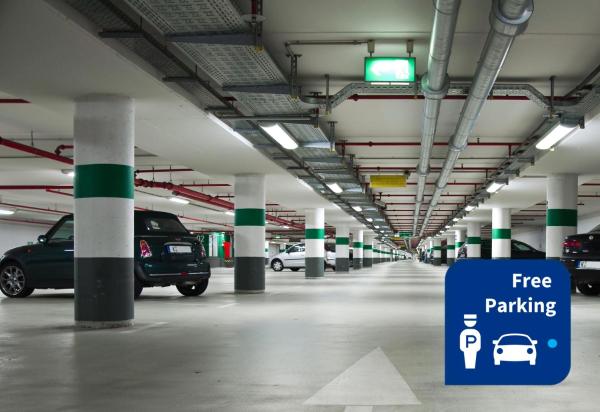 un garaje con coches estacionados en un estacionamiento en Family Apartment with Puente de la Mujer View in Puerto Madero en Buenos Aires