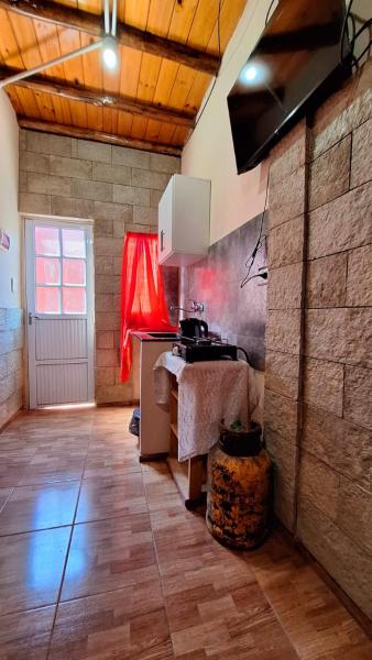 cocina con encimera y fogones en una habitación en HOSPEDAJE DODERA en Gualeguaychú