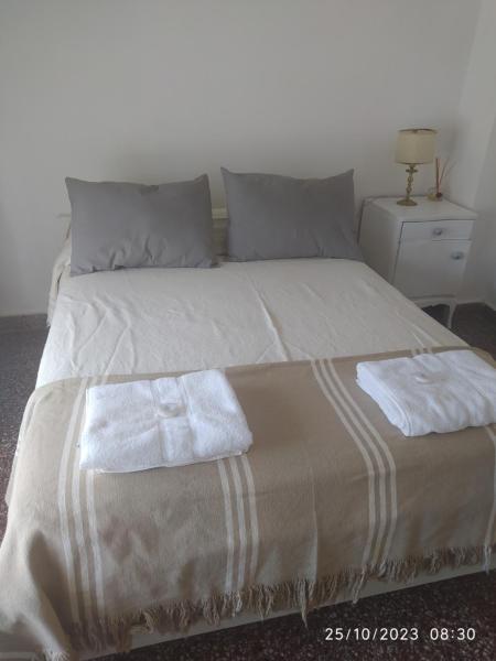 Una cama con dos toallas encima. en La casa en Gualeguaychú