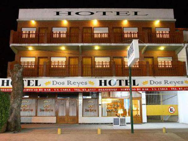 un hotel con un cartel en frente en el Hotel Dos Reyes de Villa Gesell