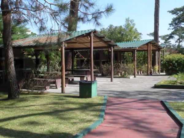 un pabellón con una mesa de picnic en un parque en Arcobaleno en Punta del Este, en Punta del Este