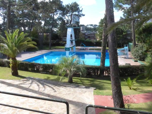 una piscina en un complejo con un faro en Arcobaleno en Punta del Este, en Punta del Este