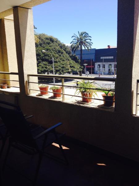 una silla sentada en un balcón con macetas en Casa de Daniela, en Valparaíso
