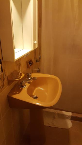un baño con aseo y armario en el Hotel Vesubio I de Villa Gesell