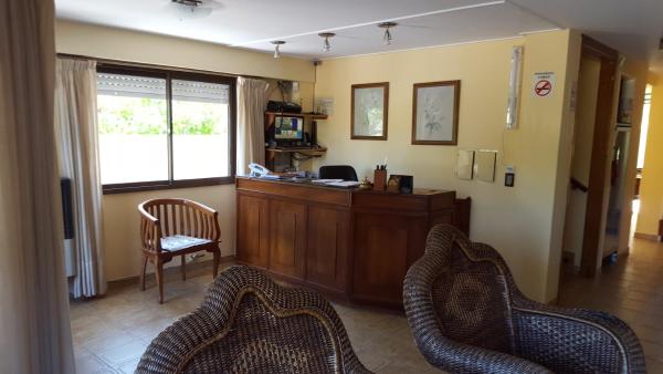 una sala de estar llena de muebles y una ventana en el Hotel Vesubio I de Villa Gesell