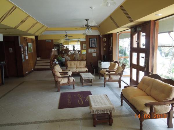 sala de estar con sofás y sillas en Apolo Hotel en Villa Gesell