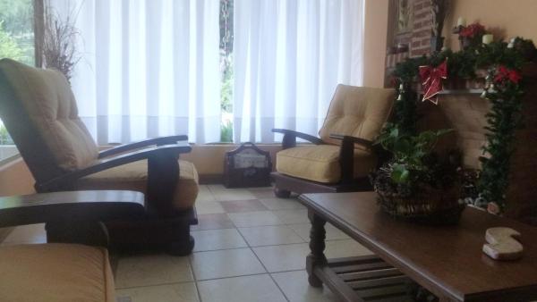 una sala de estar con dos sillas y una mesa de café en la Hostería del Sur de Villa Gesell