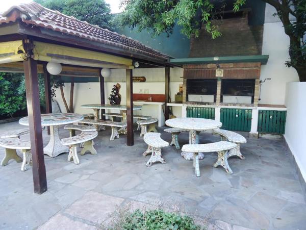 un grupo de mesas y sillas en un patio de YAI Departamentos en Villa Gesell