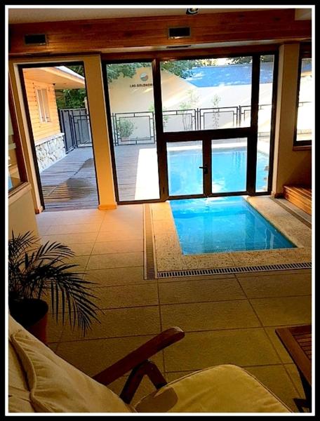 - Vistas a la piscina de una casa en Departamento de Alquiler Turistico en San Martín de los Andes