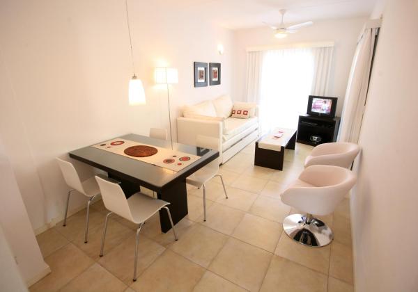 una pequeña sala de estar con mesa y sillas. en Avutarda de Carilo en Cariló