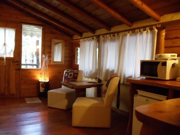 sala de estar con microondas y mesa en Patagonia Playa Suites en Mar de las Pampas
