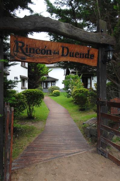 Un arco de madera con un signo que dice rione de divorcio en Rincon del Duende Resort y Spa de Mar en Mar de las Pampas