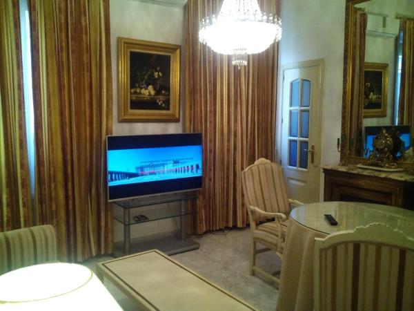 Una televisión o centro de entretenimiento en Atocha Palace
