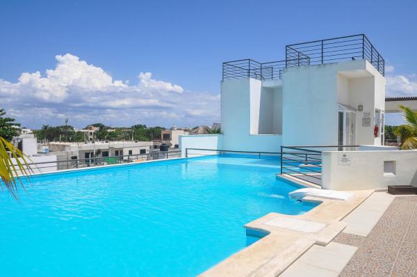 una gran piscina azul en la parte superior de un edificio en Phenomenal Location Near Beach & 5th with Stunning Roof Pool, en Playa del Carmen