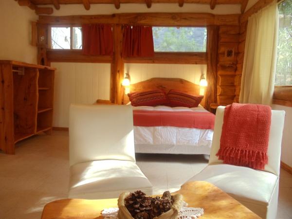 1 dormitorio con 1 cama y 2 sillas en una habitación en Patagonia Playa Cielo en Mar de les Pampas