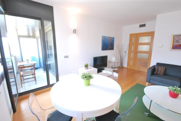 sala de estar con mesa blanca y sofá en Taulat SDB, en Barcelona
