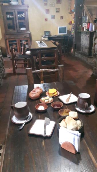 una mesa de madera con sombreros y comida. en Rincon del Valle en San Salvador de Jujuy