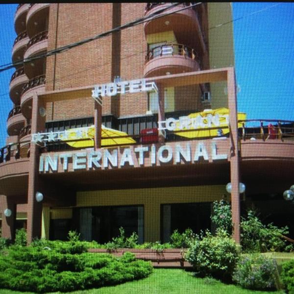un hotel con un cartel que dice internacional en Hotel Gran International en Villa Gesell