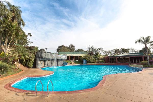 una gran piscina de agua azul en un patio en Exe Hotel Cataratas en Puerto Iguazú