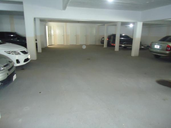 un garaje vacío con coches aparcados en Complejo Punta Villa en Villa Gesell