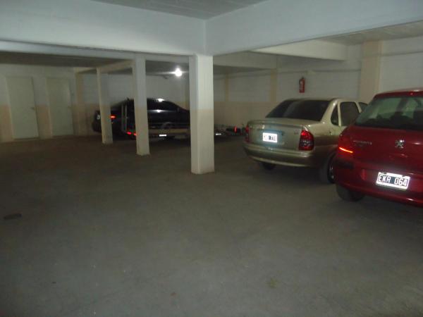 un garaje con coches aparcados en Complejo Punta Villa en Villa Gesell