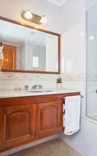 un baño con aseo y espejo en el Hotel Bahia de Villa Gesell