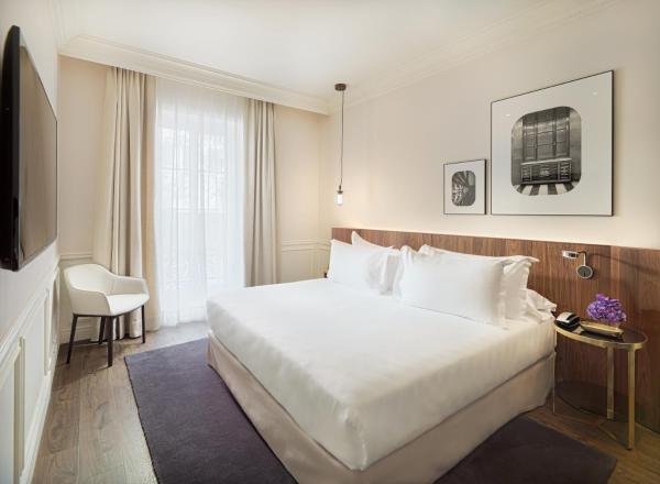 Habitación de hotel con cama grande y TV en H10 Casa Mimosa 4* Sup, en Barcelona