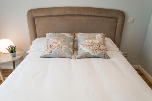 Una cama blanca con dos almohadas.  en For You Rentals Centro de Madrid apartment LM7, en Madrid