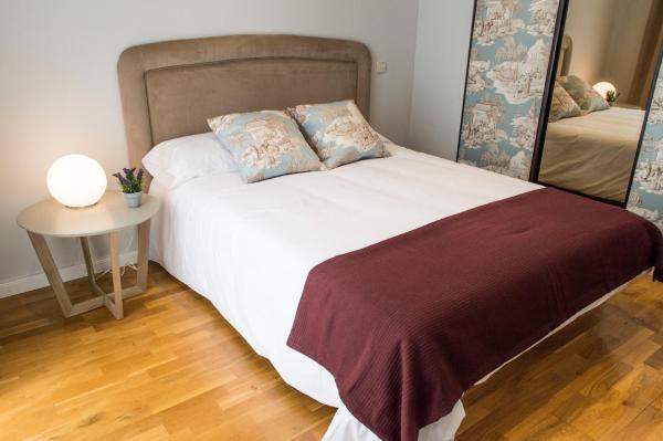 1 dormitorio con 1 cama blanca grande y mesa auxiliar en For You Rentals Centro de Madrid apartment LM7, en Madrid