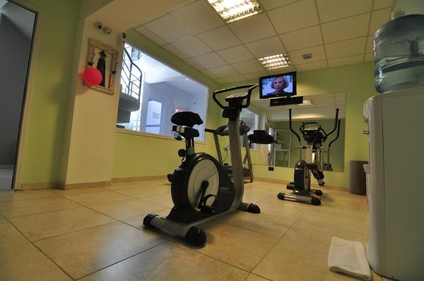 un gimnasio con 2 bicicletas estáticas y TV en Hostería Chaltu en Villa Gesell