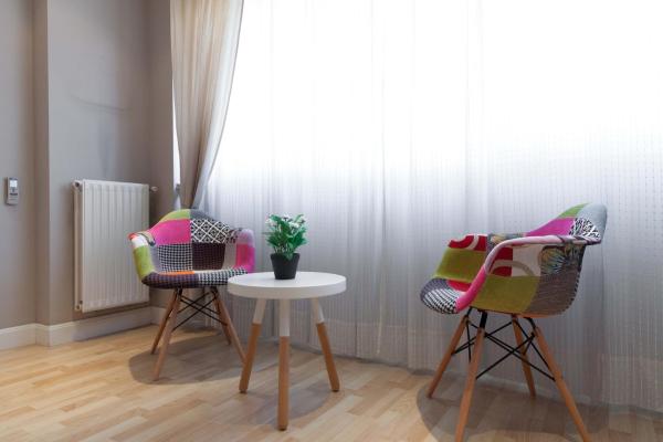 Habitación con 2 sillas, mesa y ventana a For You Rentals AvenidaAmerica apartment AVA24, en Madrid