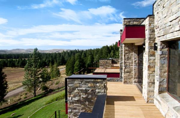 Casa con terraza con vistas a las montañas en Casa de Montaña Golf & Polo - San Martin de los Andes en San Martín de los Andes