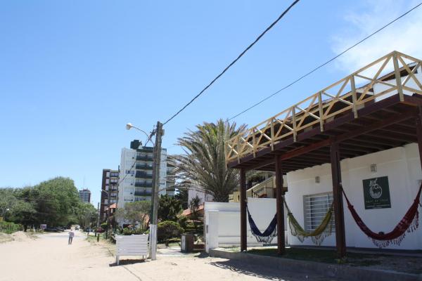 un edificio con hamaca junto a una calle en Agua De Coco en Villa Gesell