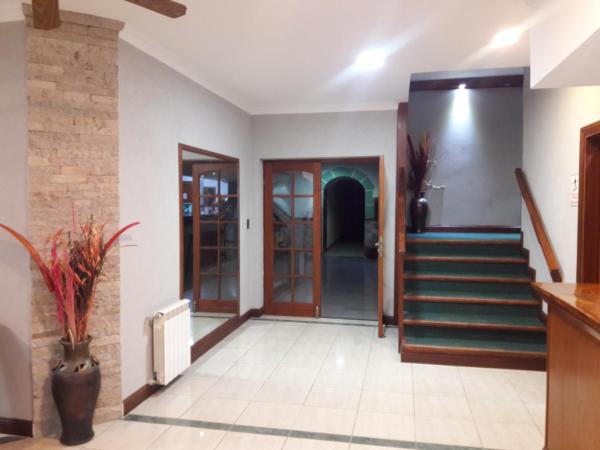 un pasillo de una casa con una escalera y una puerta al Hotel Teomar de Villa Gesell