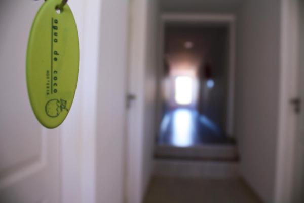 un termómetro colgado en una puerta de un pasillo de Agua De Coco en Villa Gesell