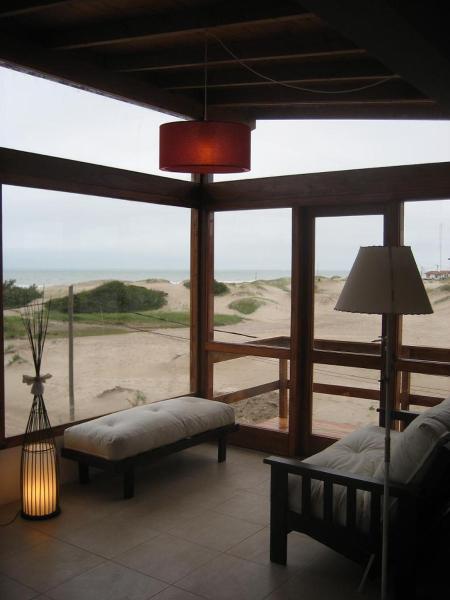 un salón con vistas a la playa en Cabañas Agreste en Villa Gesell
