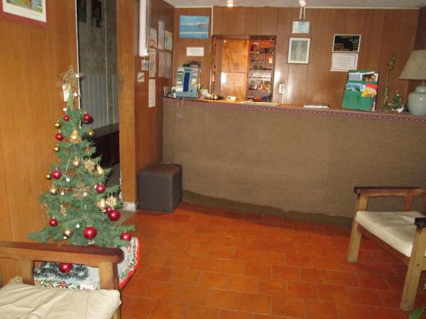 Un árbol de Navidad en una sala de espera con una farmacia en Hotel Perla Central en Mar del Plata