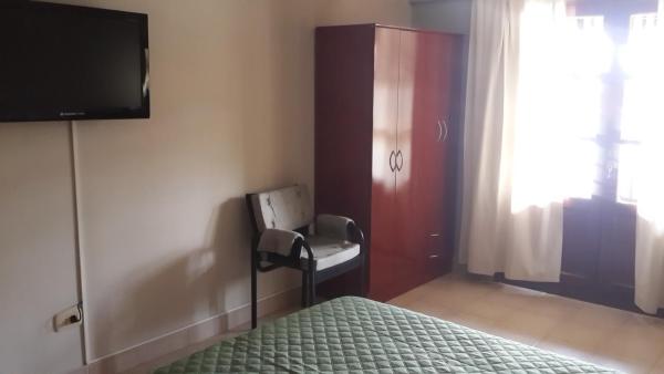 1 dormitorio con 1 cama y Tv LED en Apart Salta en Salta