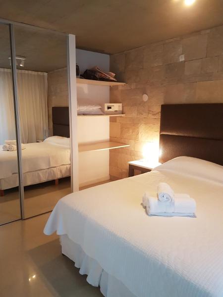1 dormitorio con 1 cama con toallas en Apartment in Linda Bay Complejo en Mar de las Pampas