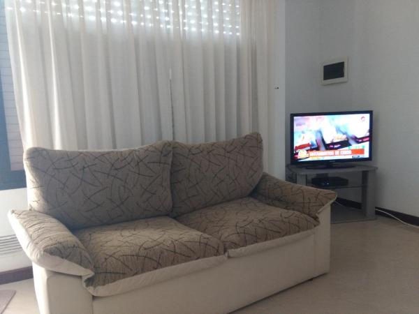 sala de estar con sofá y TV en Mein Gästehaus en Gualeguaychú