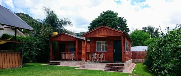 una pequeña cabaña de madera en el patio de una casa en Cabañas 57, en Villa Carlos Paz