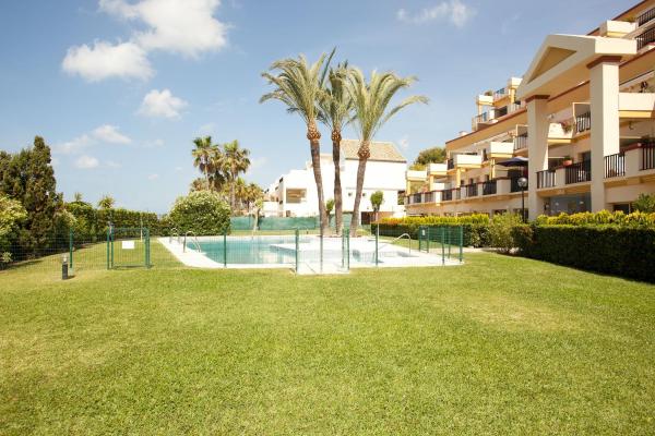- Vistas a la piscina de un complejo en Romana Playa Studio, en Marbella
