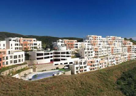 un grupo de edificios en la cima de una colina en Samara Marbella, en Marbella