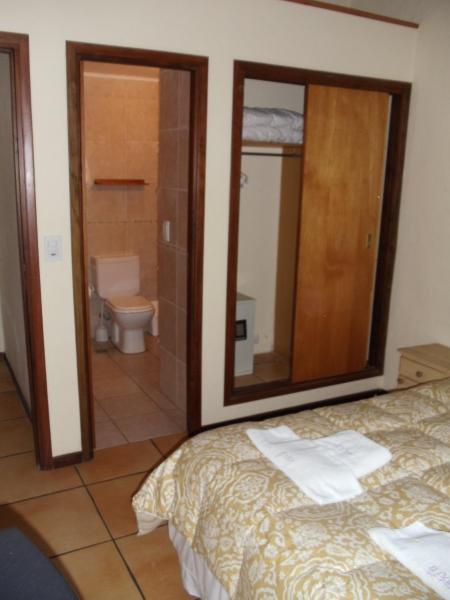 1 dormitorio con 1 cama y baño con aseo en Cabañas El Ocio en Mar de las Pampas