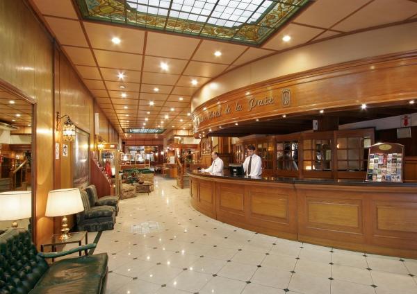 un restaurante con un bar con dos personas parados en el mostrador en Gran Hotel De La Paix en Buenos Aires