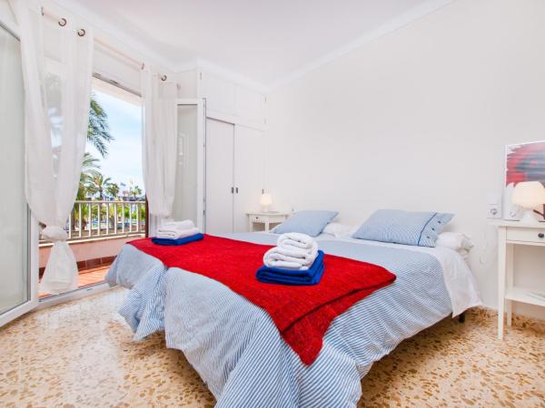 Cama o camas de una habitación en Ses Sirenes, Pins-Tugores apartment with sea views