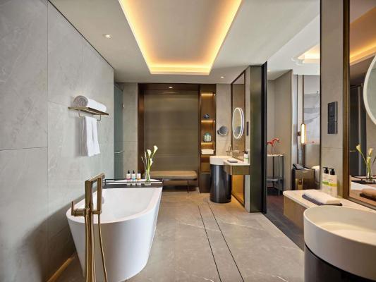 Deluxe King Suite – Lounge Access